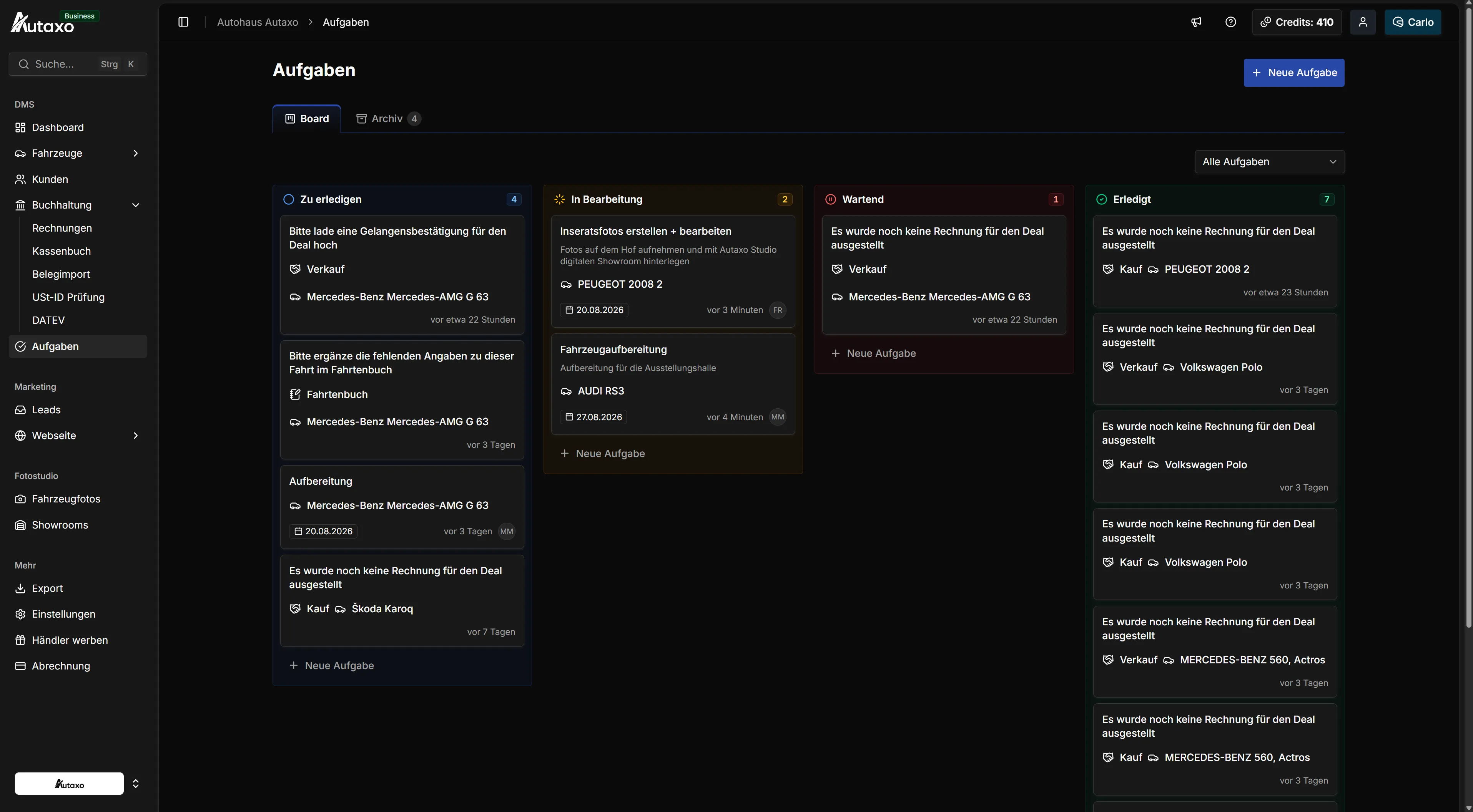 Autaxo Aufgaben-Board im Dark Mode mit den Spalten Zu erledigen, In Bearbeitung, Wartend und Erledigt sowie Aufgaben mit Fahrzeug- und Fälligkeitsangaben