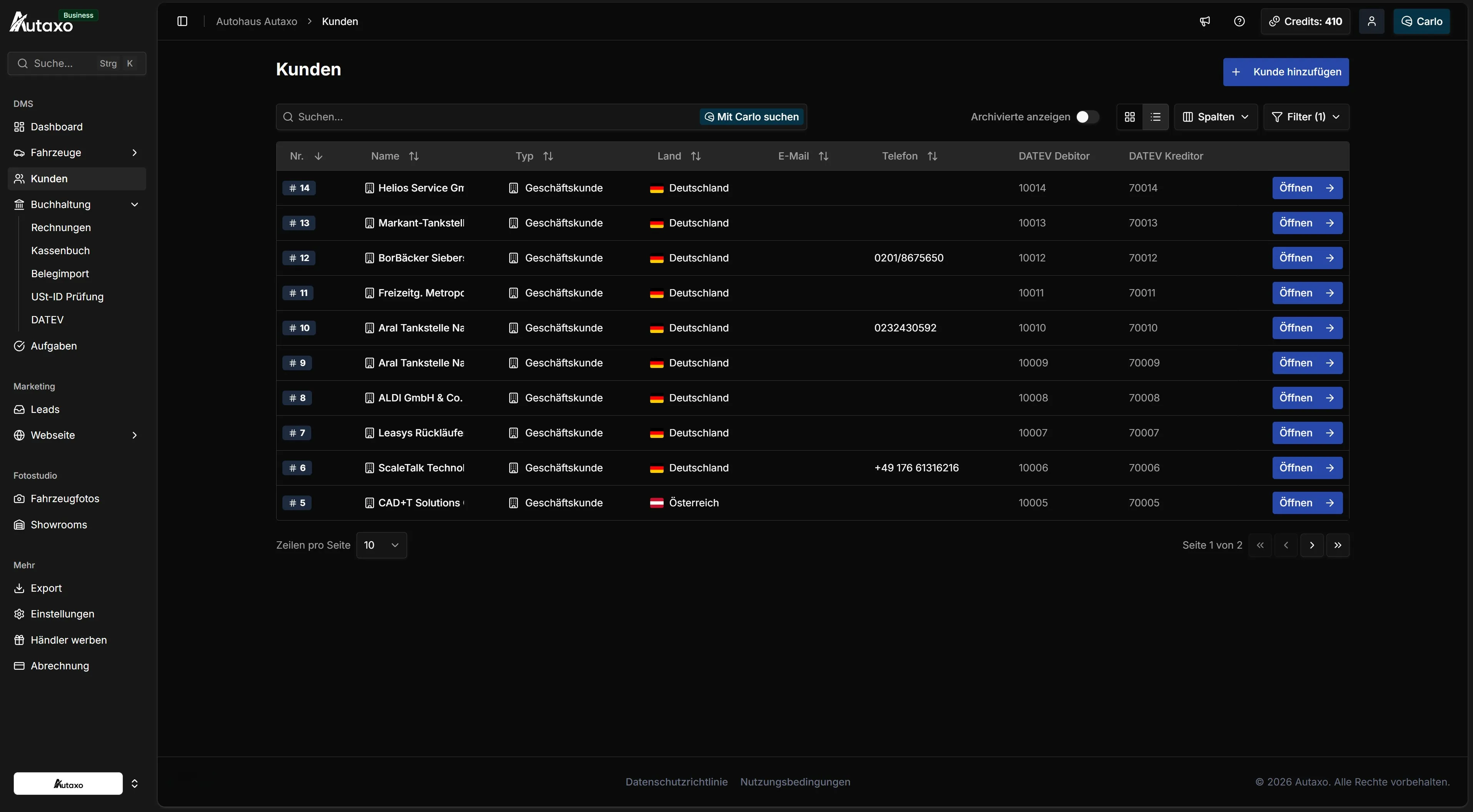 Autaxo Kundenübersicht im Dark Mode als Spaltenansicht mit sortierbaren Kundendaten und DATEV-Konten