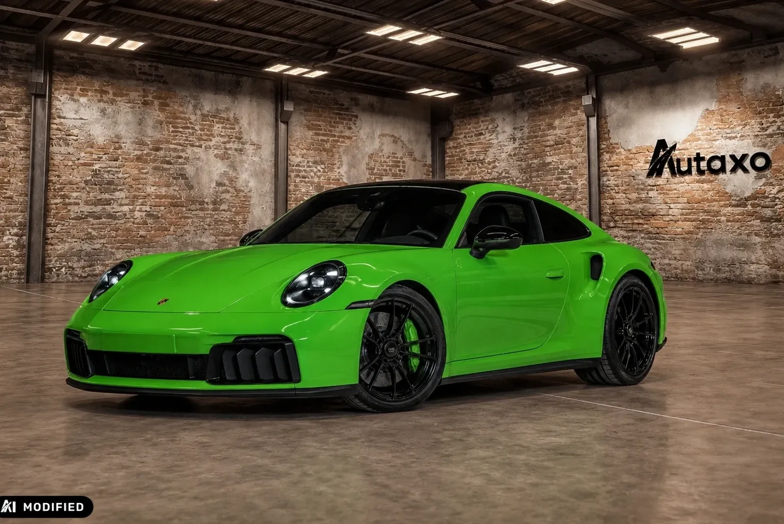 Derselbe grüne Porsche 911 im Showroom-Hintergrund von Autaxo Studio